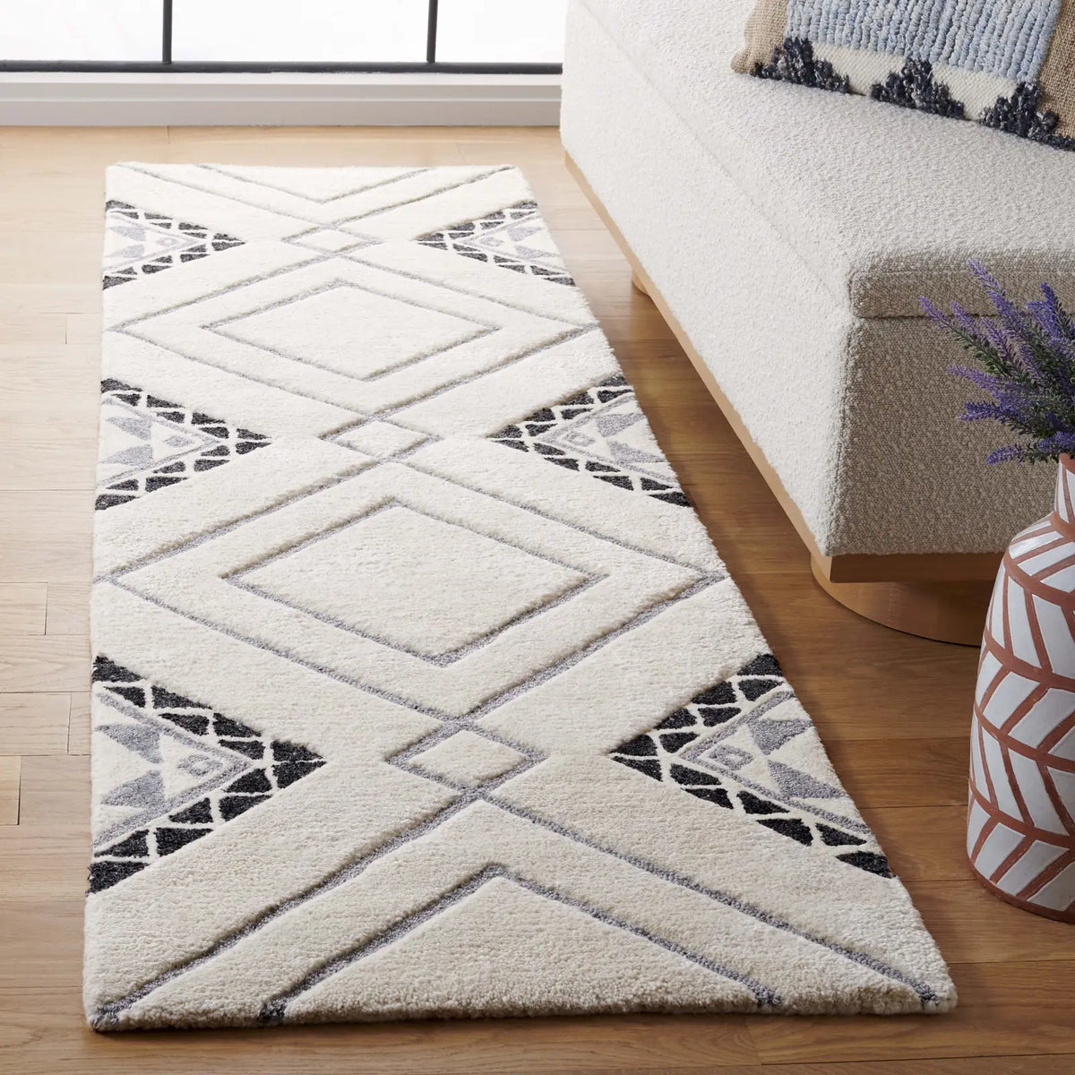 Safavieh Casablanca 2'-3" x 10'-0" Rug in Ivory / Grey