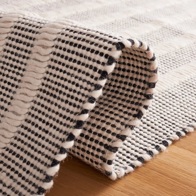 Safavieh Natura 4'-0" x 6'-0" Rug in Black / Ivory