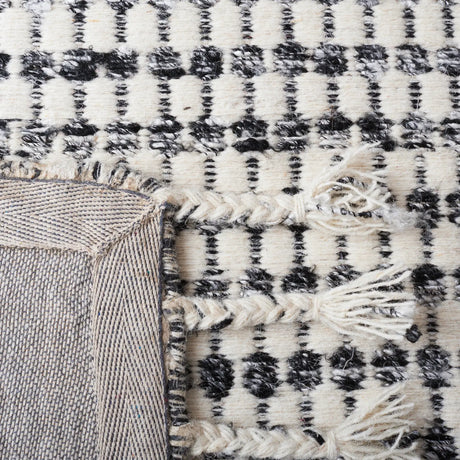 Safavieh Casablanca 4'-0" x 6'-0" Rug in Black / Ivory