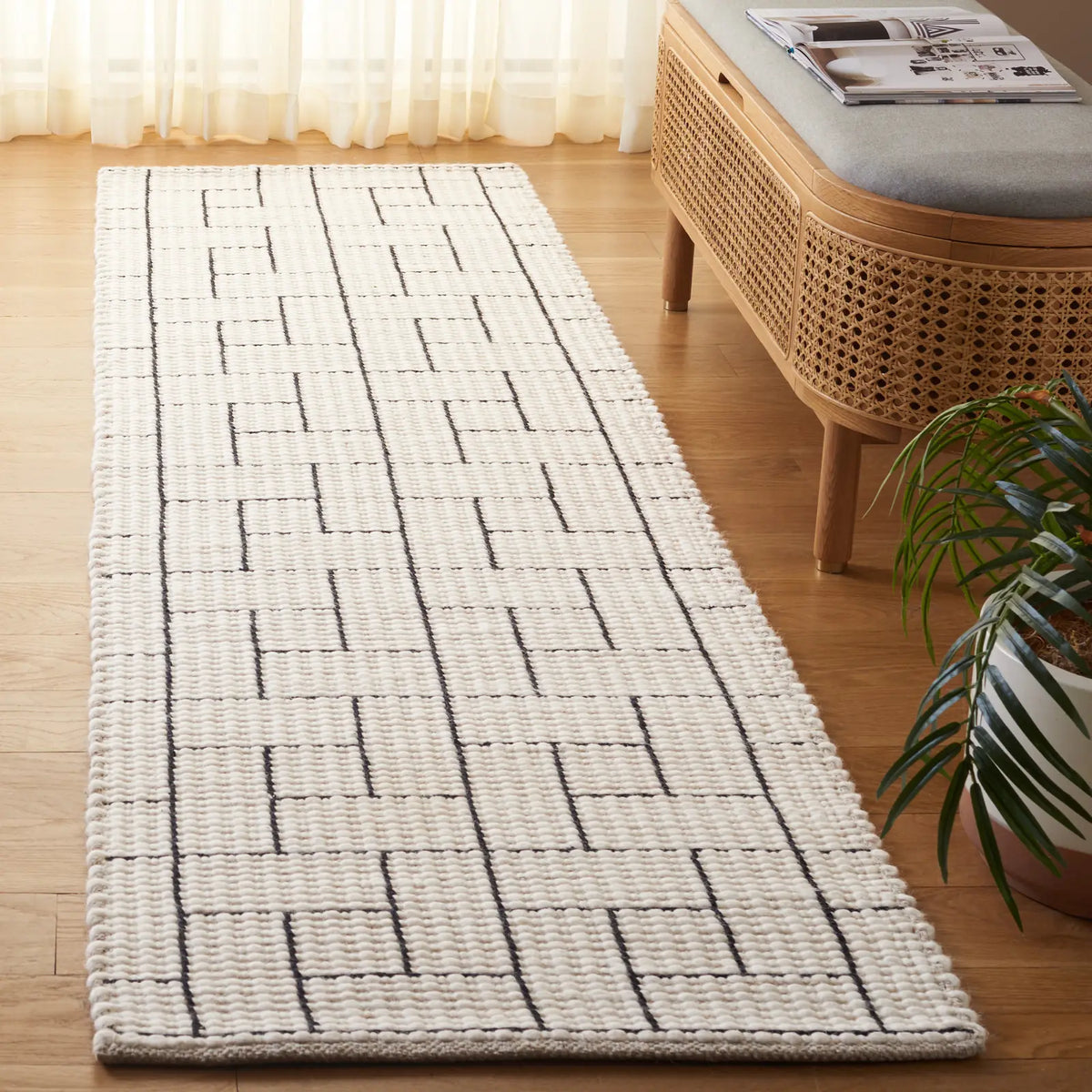 Safavieh Natura 2'-3" x 8'-0" Rug in Ivory / Black