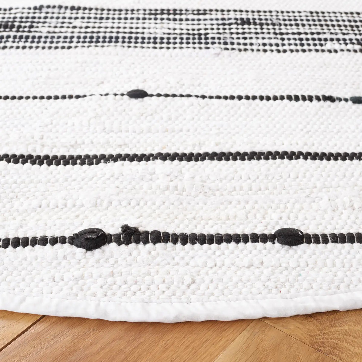 Safavieh Striped Kilim 6'-0" x 6'-0" Rug in Ivory / Black