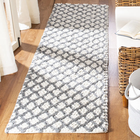 Safavieh Natura 2'-3" x 8'-0" Rug in Grey / Beige
