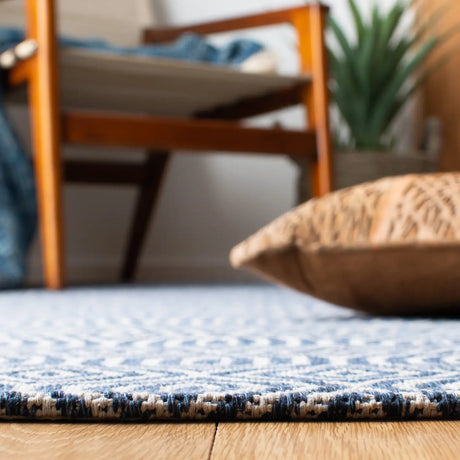 Safavieh Augustine 4'-0" x 6'-0" Rug in Navy / Light Grey