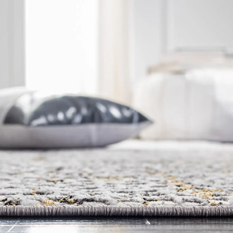 Safavieh Amelia 4'-5" x 6'-5" Rug in Grey / Gold