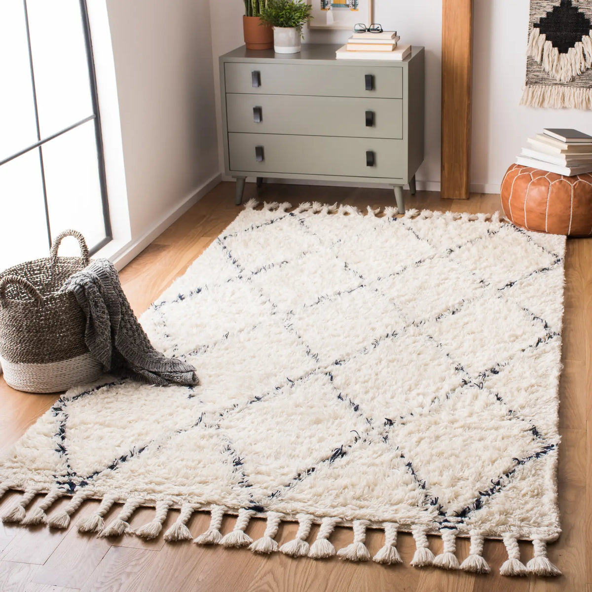 Safavieh Casablanca 5'-0" x 8'-0" Rug in Navy / Ivory