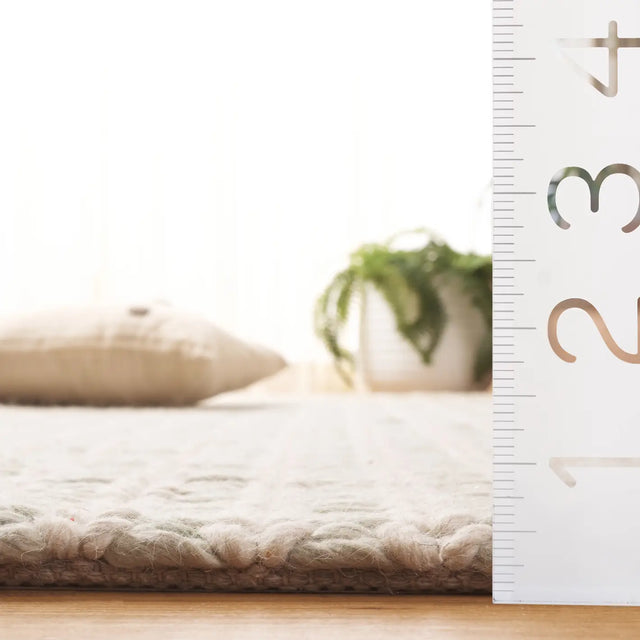 Safavieh Manhattan 4'-0" x 6'-0" Rug in Ivory / Sage