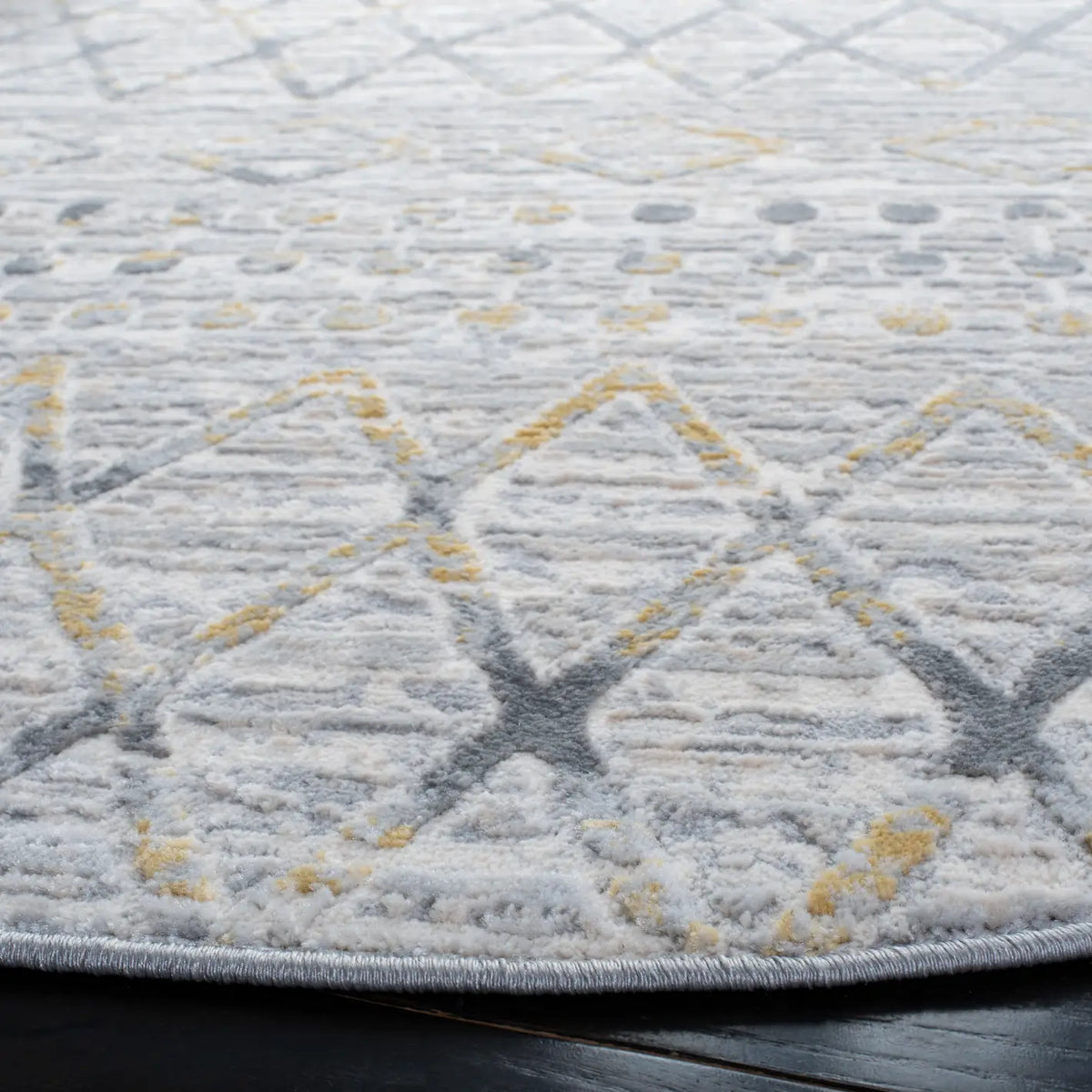 Safavieh Lagoon 6'-7" x 6'-7" Rug in Grey / Gold