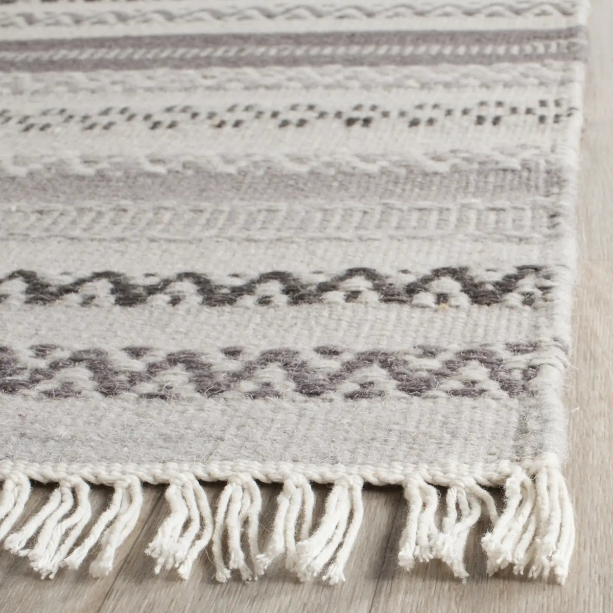 Safavieh Kilim 5'-0" x 8'-0" Rug in Grey