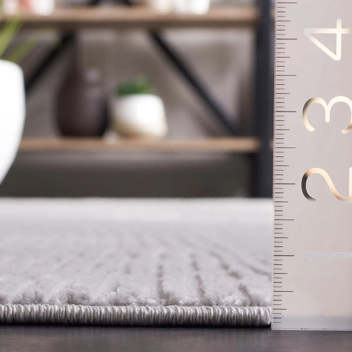 Safavieh Saylor 100 4'-0" x 6'-0" Rug in Grey