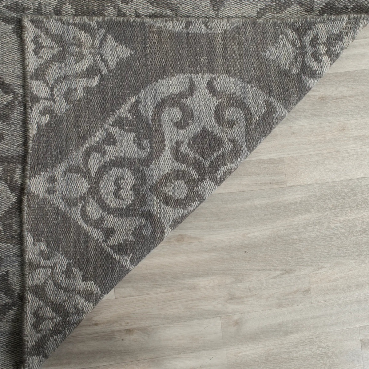 Safavieh Kilim 5'-0" x 8'-0" Rug in Grey / Dark Grey