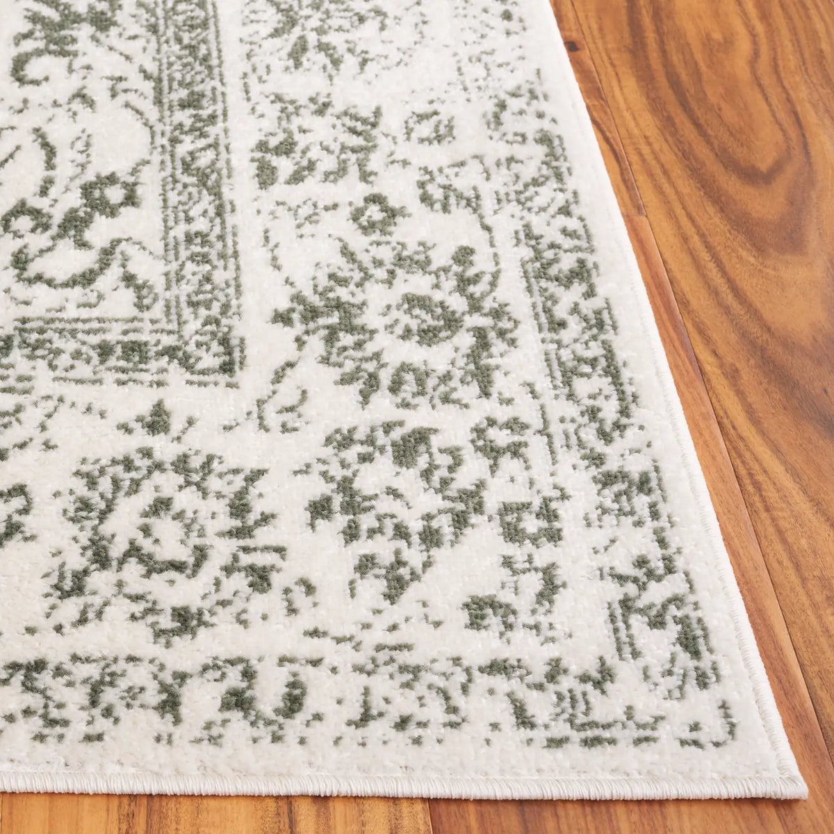 Safavieh Adirondack 4'-0" x 6'-0" Rug in Ivory / Dark Green