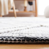 Safavieh Kilim 4'-0" x 6'-0" Rug in Black / Ivory