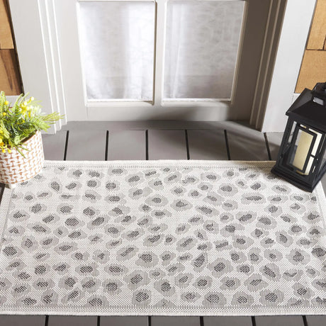 Safavieh Courtyard 2'-0" x 3'-7" Rug in Ivory / Grey