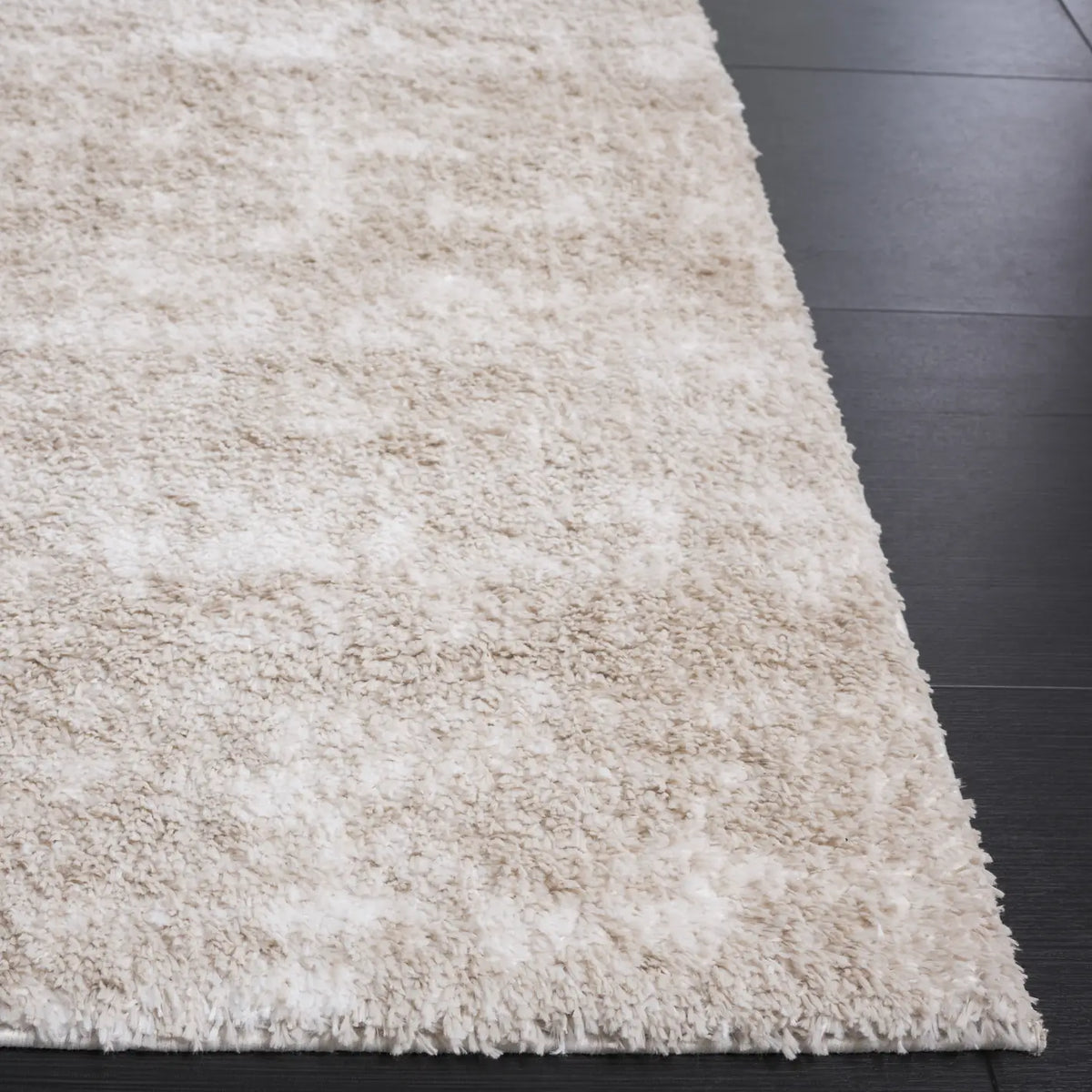 Safavieh Penelope Shag 4'-0" x 6'-0" Rug in Beige / Ivory