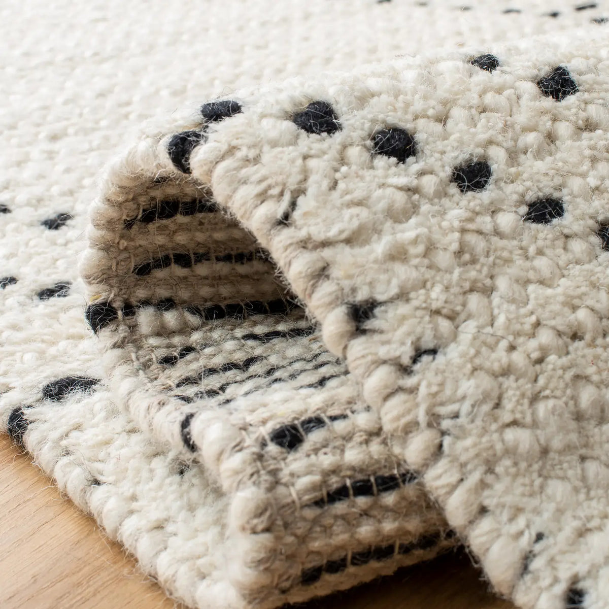 Safavieh Casablanca 4'-0" x 6'-0" Rug in Ivory / Black