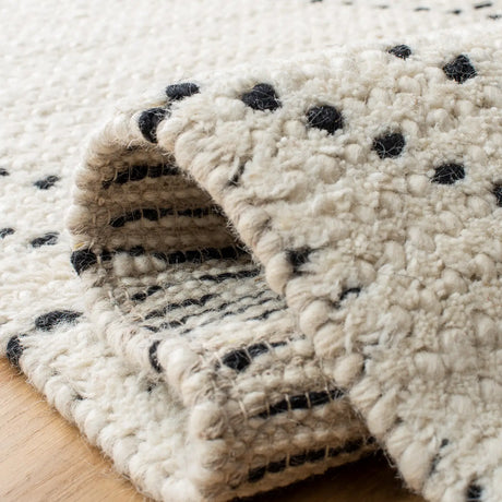 Safavieh Casablanca 4'-0" x 6'-0" Rug in Ivory / Black