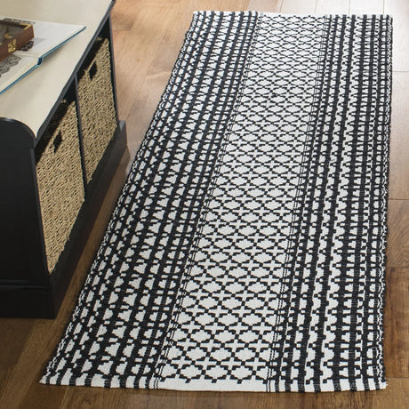 Safavieh Montauk 2'-3" x 7'-0" Rug in Black / Ivory