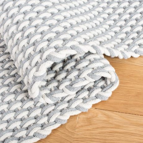 Safavieh Salem 4'-0" x 6'-0" Rug in Grey / Ivory