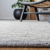 Safavieh Ikat 4'-0" x 6'-0" Rug in Silver