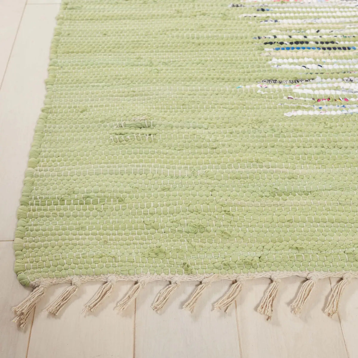 Safavieh Montauk 4'-0" x 6'-0" Rug in Ivory / Sea Green