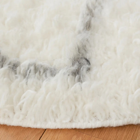 Safavieh Kenya 6'-0" x 6'-0" Rug in Ivory / Grey