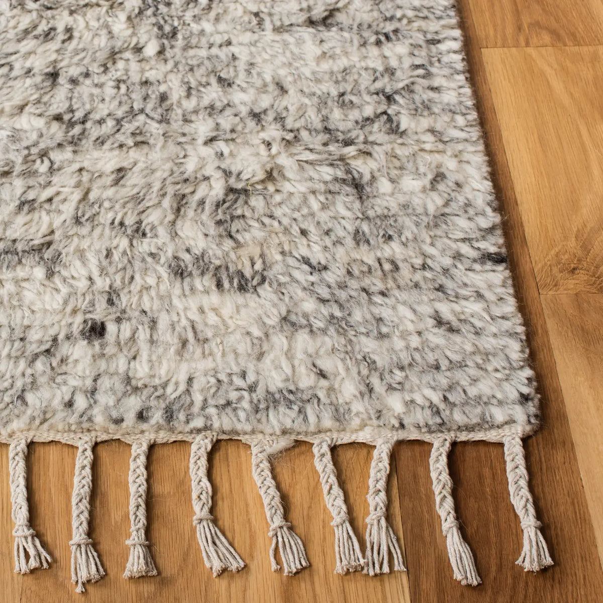 Safavieh Casablanca 5'-0" x 8'-0" Rug in Silver