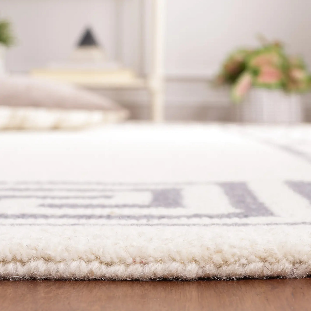 Safavieh Metro 4'-0" x 6'-0" Rug in Ivory / Grey