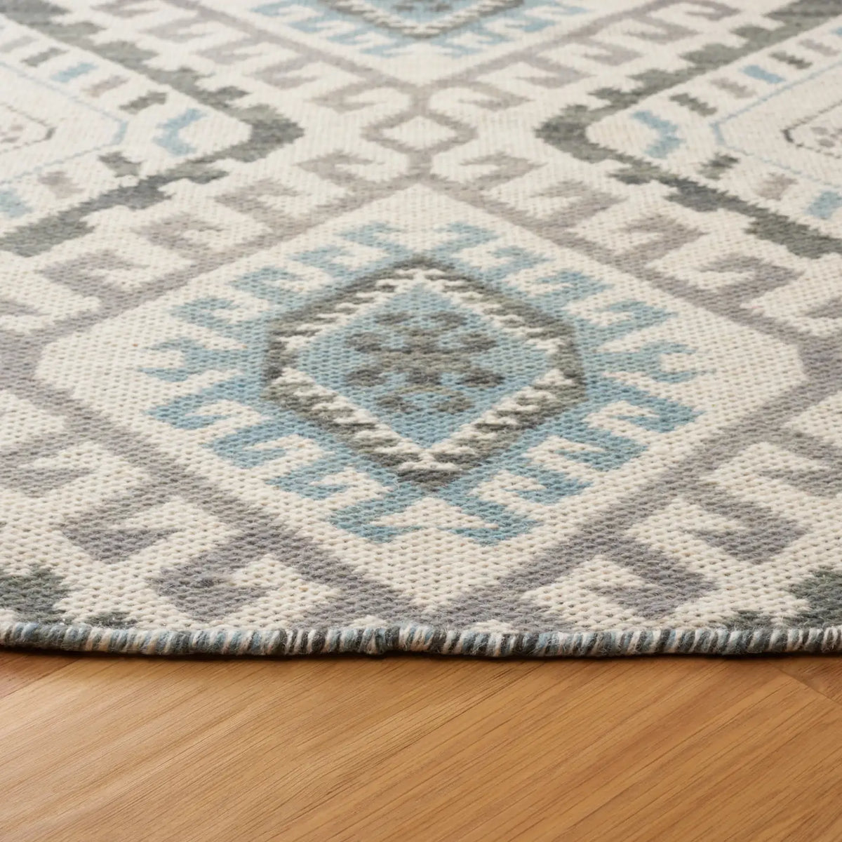 Safavieh Kilim 6'-0" x 6'-0" Rug in Ivory / Blue