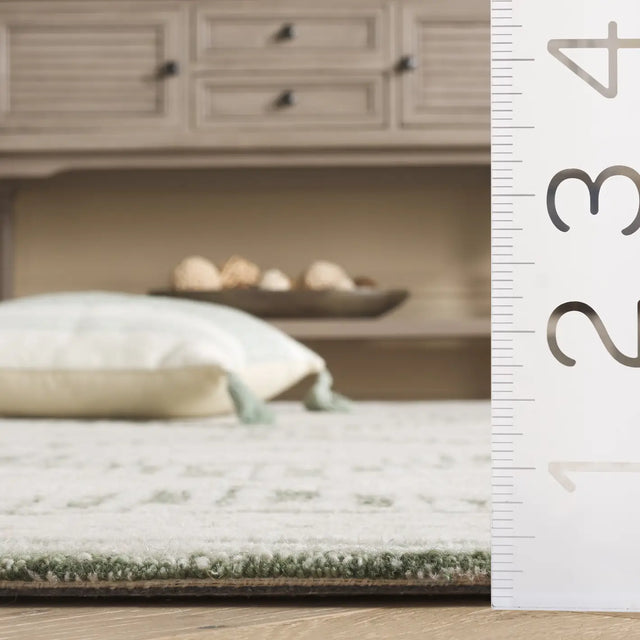 Safavieh Pine 4'-0" x 6'-0" Rug in Green / Ivory