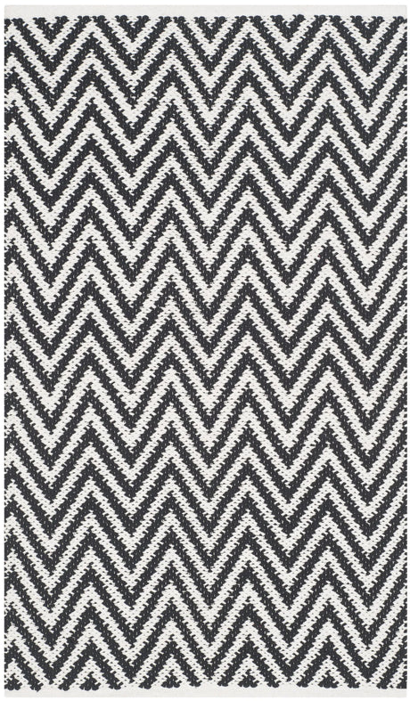 Safavieh Montauk 2'-6" x 4'-0" Rug in Black / Ivory