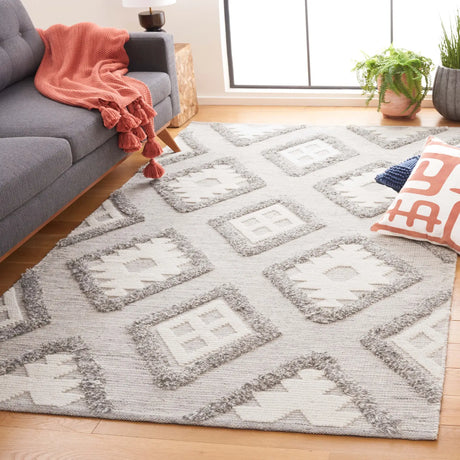 Safavieh Natura 4'-0" x 6'-0" Rug in Grey / Ivory