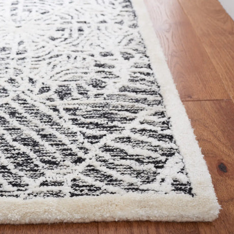 Safavieh Precious 4'-0" x 6'-0" Rug in Black / Ivory