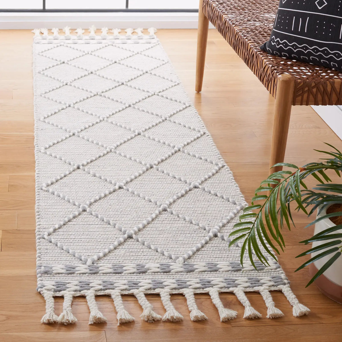 Safavieh Vermont 2'-3" x 8'-0" Rug in Ivory / Grey
