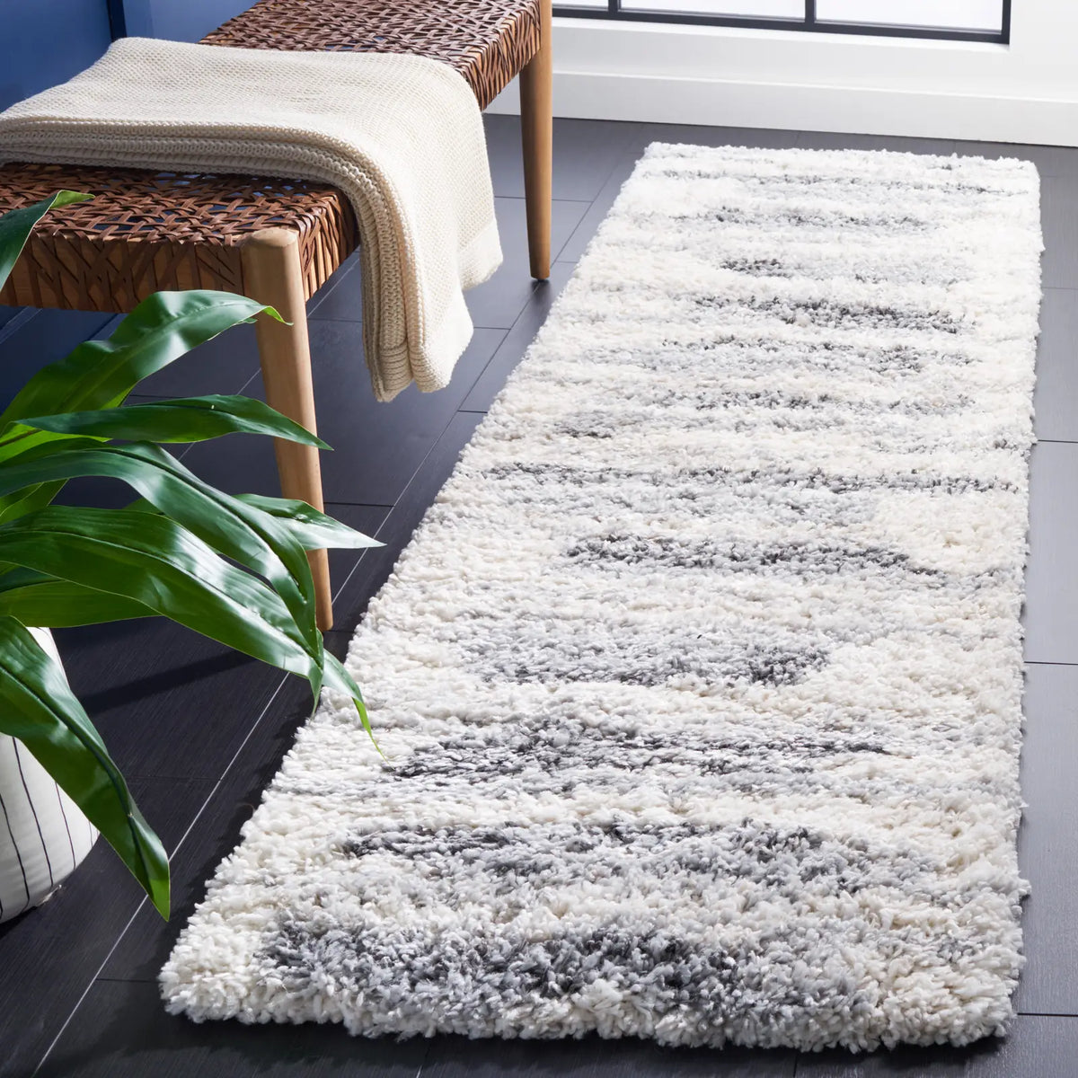 Safavieh Fontana Shag  800 2'-3" x 8'-0" Rug in Grey / Ivory