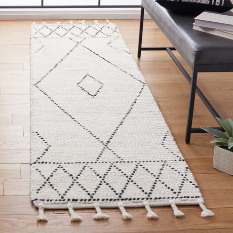 Safavieh Casablanca 2'-3" x 8'-0" Rug in Ivory / Black