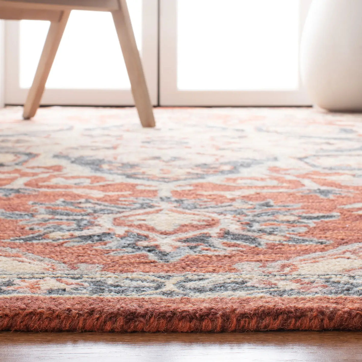 Safavieh Heritage 4'-0" x 6'-0" Rug in Red / Black