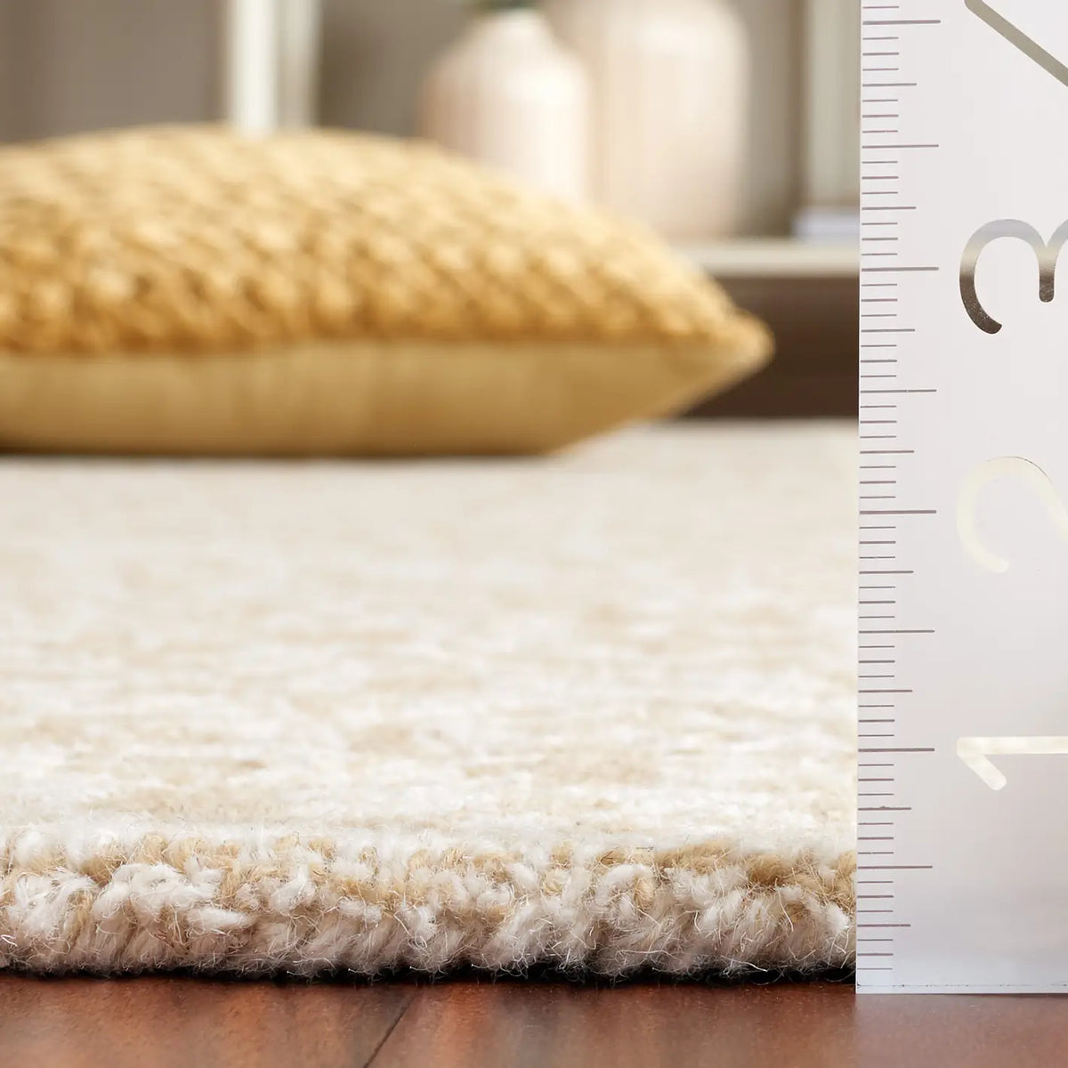 Safavieh Dip Dye 4'-0" x 6'-0" Rug in Beige / Ivory