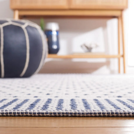 Safavieh Montauk 4'-0" x 6'-0" Rug in Navy / Ivory
