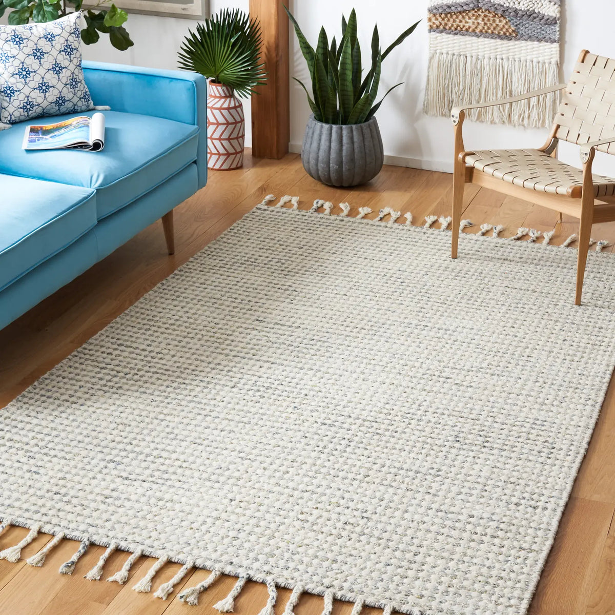 Safavieh Casablanca 4'-0" x 6'-0" Rug in Light Blue / Ivory