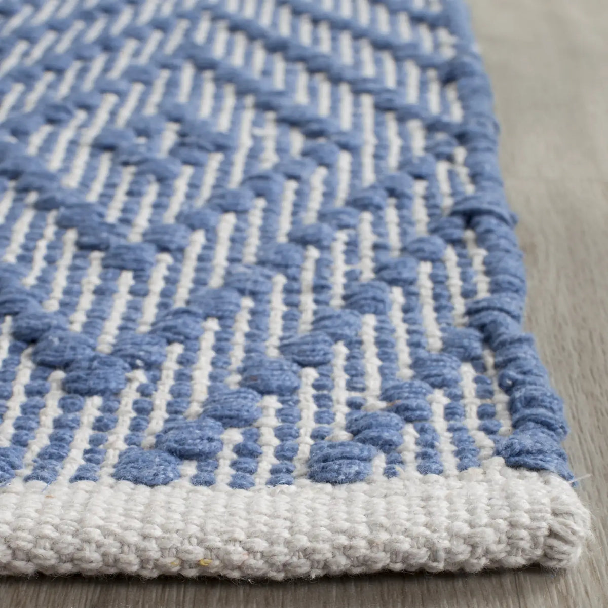 Safavieh Montauk 5'-0" x 7'-0" Rug in Blue / Ivory
