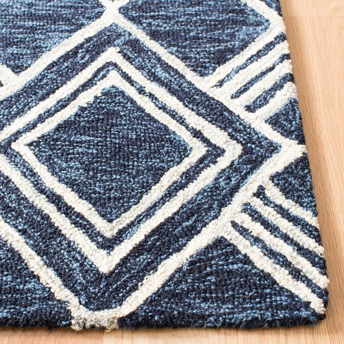 Safavieh Micro-Loop 5'-0" x 8'-0" Rug in Navy / Ivory