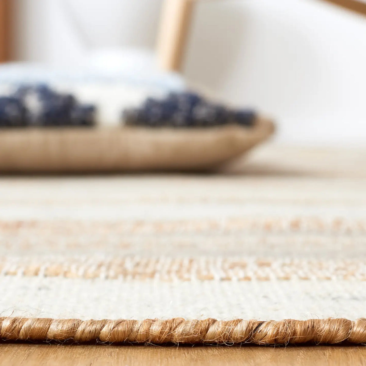 Safavieh Kilim 4'-0" x 6'-0" Rug in Natural / Ivory