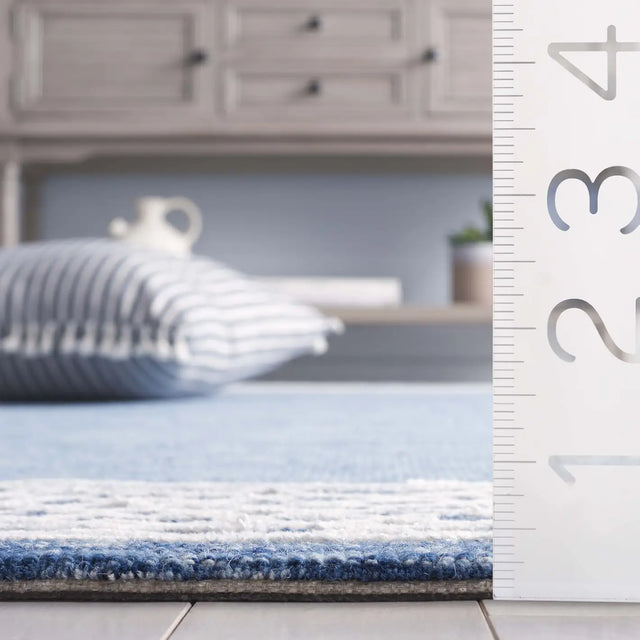 Safavieh Ebony 4'-0" x 6'-0" Rug in Blue / Ivory
