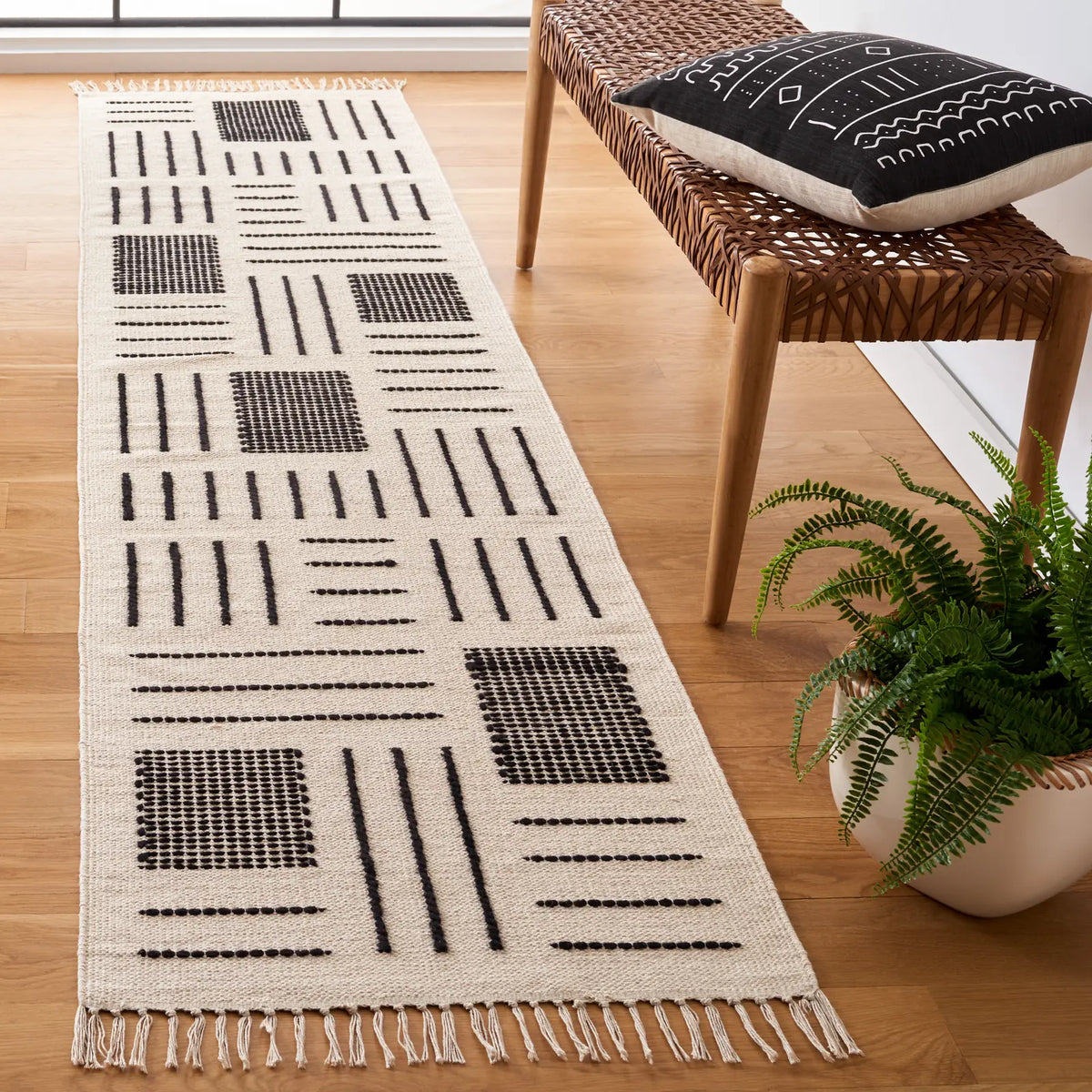Safavieh Kilim 2'-3" x 9'-0" Rug in Ivory / Black