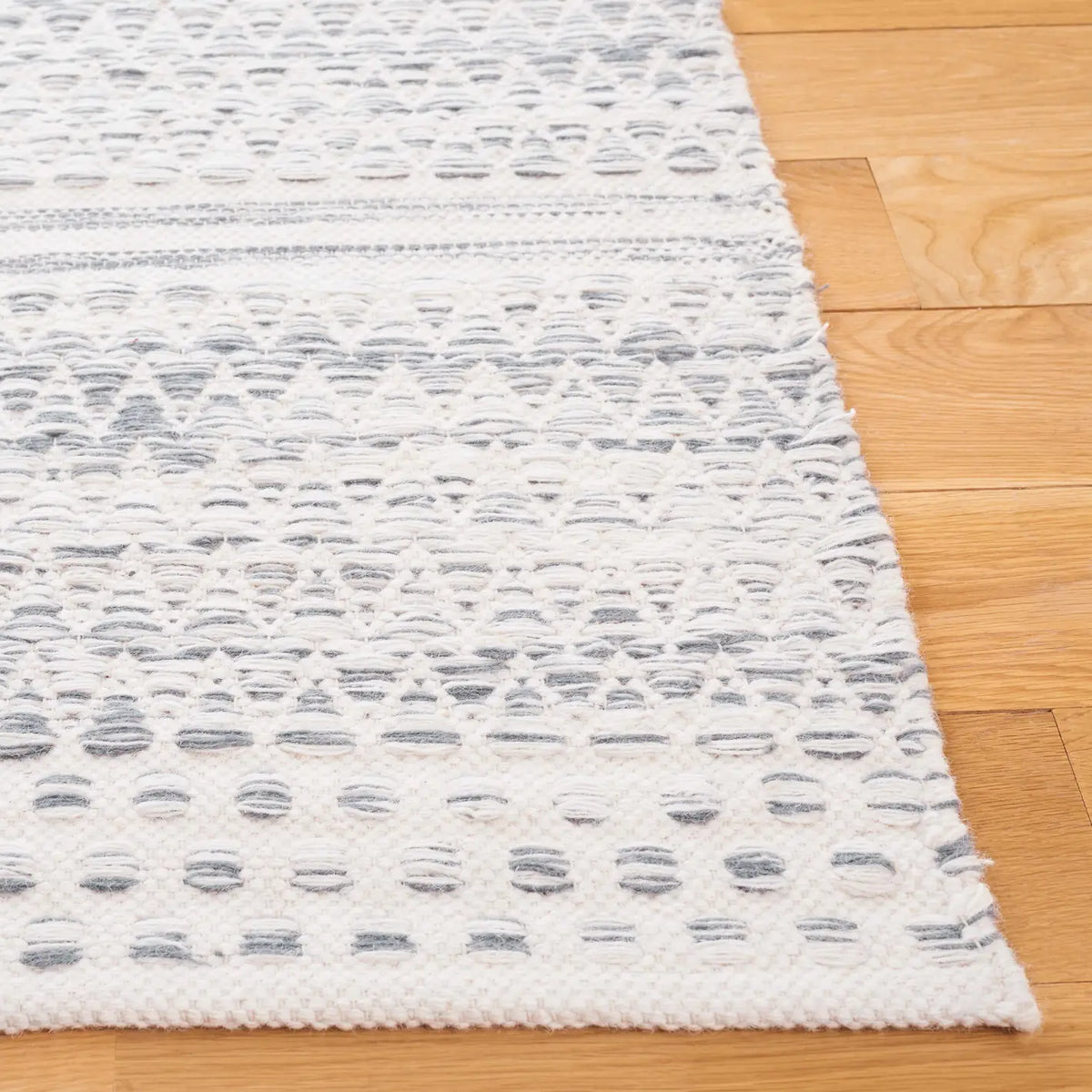 Safavieh Kilim 4'-0" x 6'-0" Rug in Ivory / Dark Grey