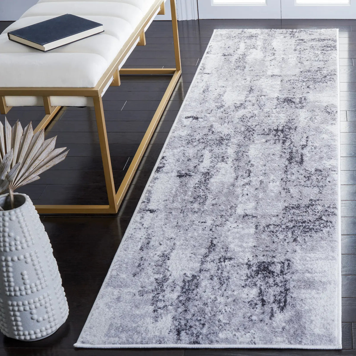 Safavieh Amelia 700 2'-2" x 8'-0" Rug in Grey / Ivory
