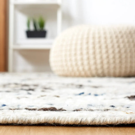 Safavieh Manhattan 4'-0" x 6'-0" Rug in Ivory / Charcoal
