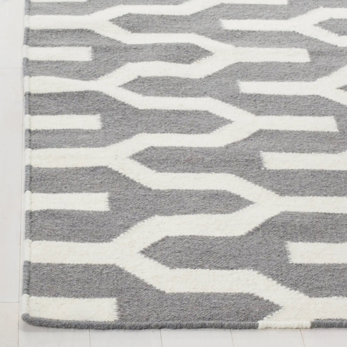 Safavieh Dhurries 5'-0" x 8'-0" Rug in Silver / Ivory