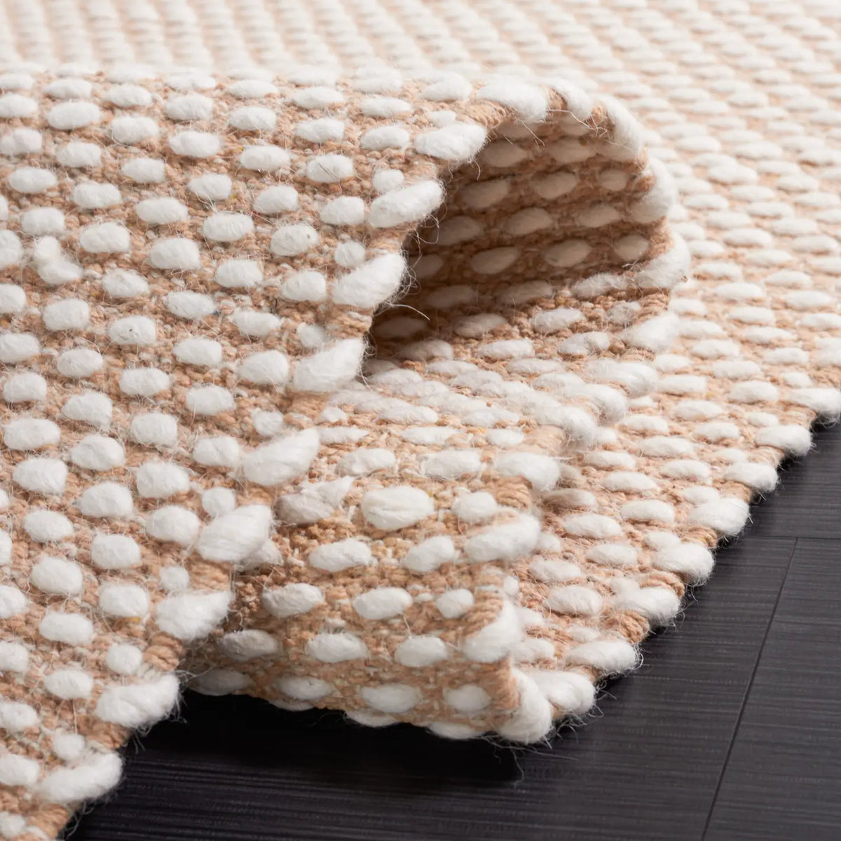 Safavieh Vermont 4'-0" x 6'-0" Rug in Beige