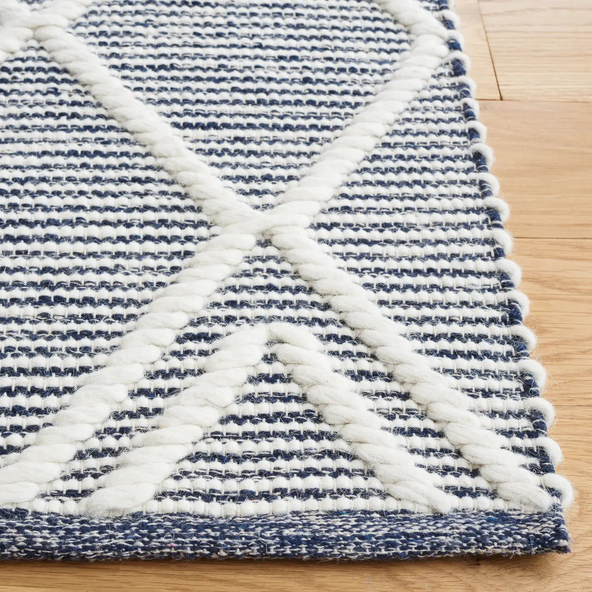 Safavieh Natura 4'-0" x 6'-0" Rug in Navy / Ivory